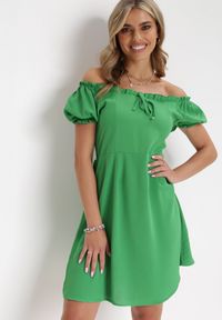 Born2be - Zielona Sukienka Mini Hiszpanka z Marszczoną Gumką Lakenzie. Typ kołnierza: dekolt hiszpanka. Kolor: zielony. Długość rękawa: krótki rękaw. Sezon: wiosna, lato. Typ sukienki: rozkloszowane. Długość: mini #4