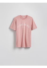 Reserved - T-shirt regular z nadrukiem - brudny róż. Kolor: różowy. Materiał: bawełna, dzianina. Wzór: nadruk