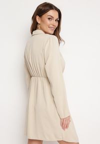 Born2be - Beżowa Sukienka Tryphala. Typ kołnierza: dekolt w kształcie V. Kolor: beżowy. Materiał: tkanina. Długość rękawa: długi rękaw. Wzór: aplikacja, gładki, jednolity. Typ sukienki: kopertowe. Styl: klasyczny. Długość: mini #4