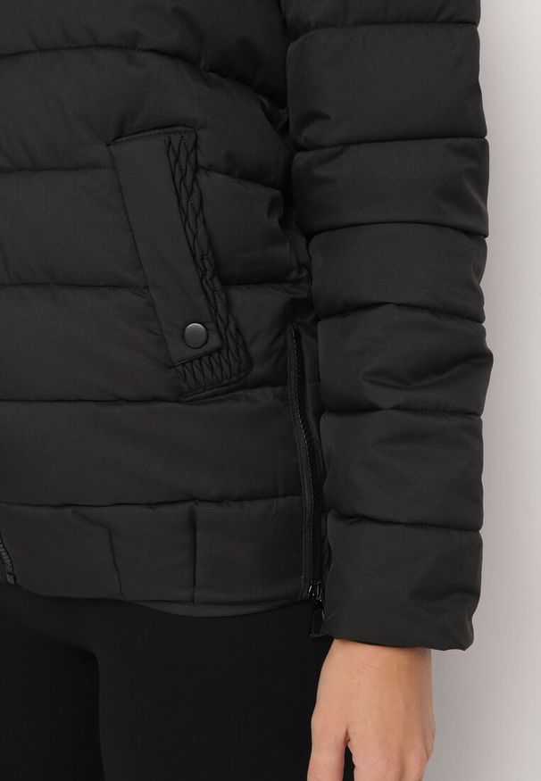 Born2be - Czarna Pikowana Kurtka ze Ściągaczem w Pasie i Odpinanym Kapturem Valentissa. Okazja: na co dzień. Kolor: czarny. Materiał: jeans. Styl: casual, klasyczny