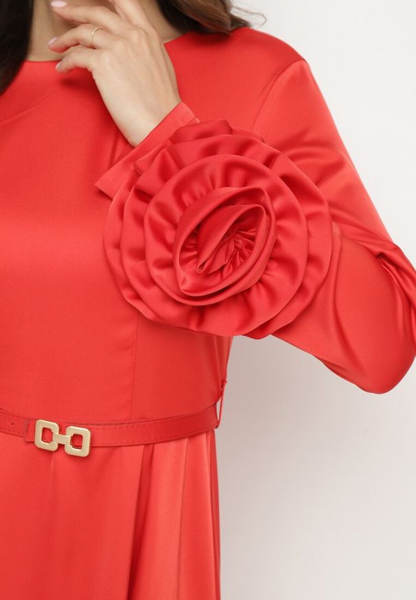 Born2be - Czerwona Sukienka Wieczorowa Ozdobiona Paskiem i Kwiatami 3D Temarita. Kolor: czerwony. Wzór: kwiaty, aplikacja. Styl: wizytowy