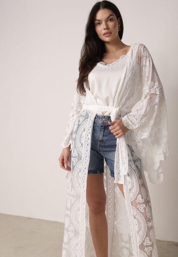 Born2be - Biały Kardigan Ażurowa Narzutka z Materiałowym Paskiem Arisstea. Okazja: na co dzień. Kolor: biały. Materiał: materiał. Długość rękawa: długi rękaw. Długość: długie. Wzór: ażurowy. Styl: casual