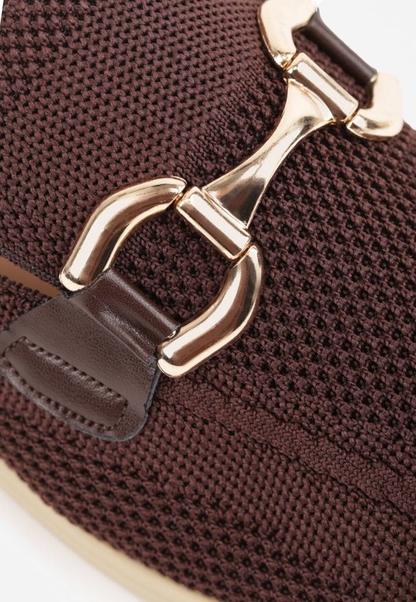 Renee - Brązowe Klapki Mule Ozdobione Klamrą Peromela. Okazja: na co dzień. Kolor: brązowy. Materiał: dzianina. Wzór: aplikacja. Styl: casual, elegancki