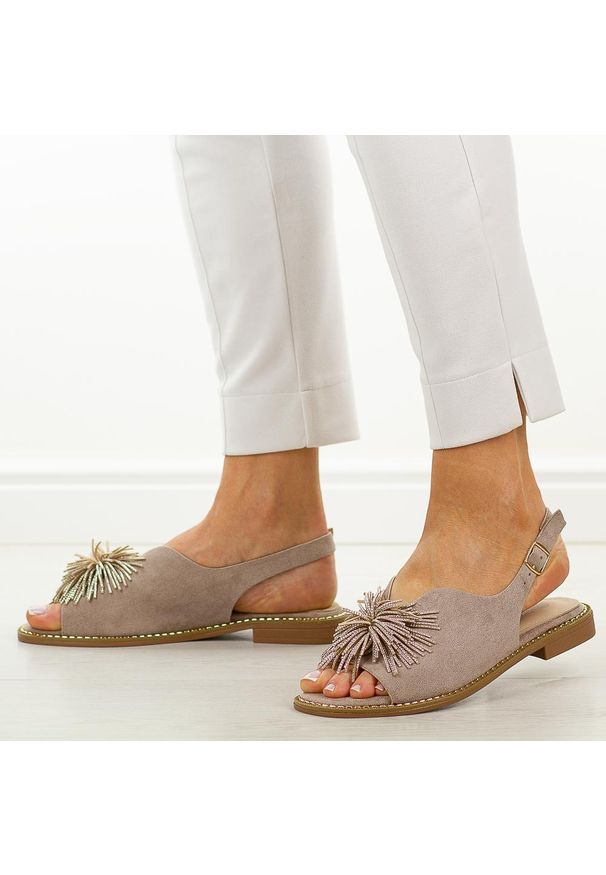 POTOCKI - Khaki płaskie sandały damskie Potocki 43349. Okazja: na spacer, na co dzień. Kolor: brązowy. Materiał: zamsz. Wzór: aplikacja. Sezon: wiosna, lato. Obcas: na obcasie. Styl: casual, elegancki, klasyczny. Wysokość obcasa: niski