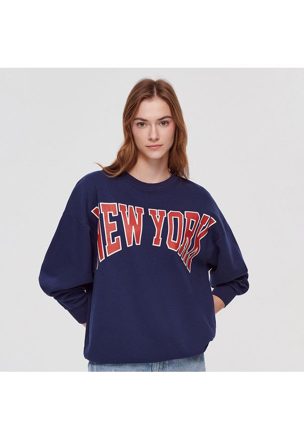 House - Luźna bluza crewneck z motywami college - Niebieski. Kolor: niebieski