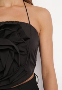 Born2be - Czarny Top Halter Wiązany Wokół Szyi z Doszytym Kwiatem Jonisa. Typ kołnierza: dekolt halter. Kolor: czarny. Wzór: kwiaty. Styl: elegancki #3