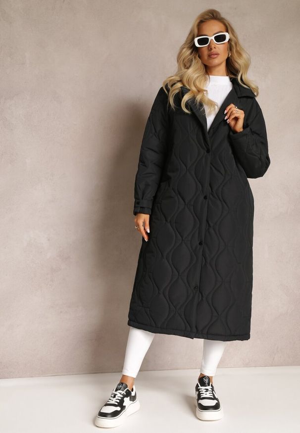 Renee - Czarny Długi Płaszcz Kurtka Ozdobiona Pikowaniem Hamid. Kolor: czarny. Długość: długie. Wzór: aplikacja