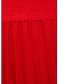 TOMMY HILFIGER - Tommy Hilfiger spódnica kolor czerwony midi rozkloszowana. Kolor: czerwony. Materiał: tkanina, materiał. Wzór: gładki
