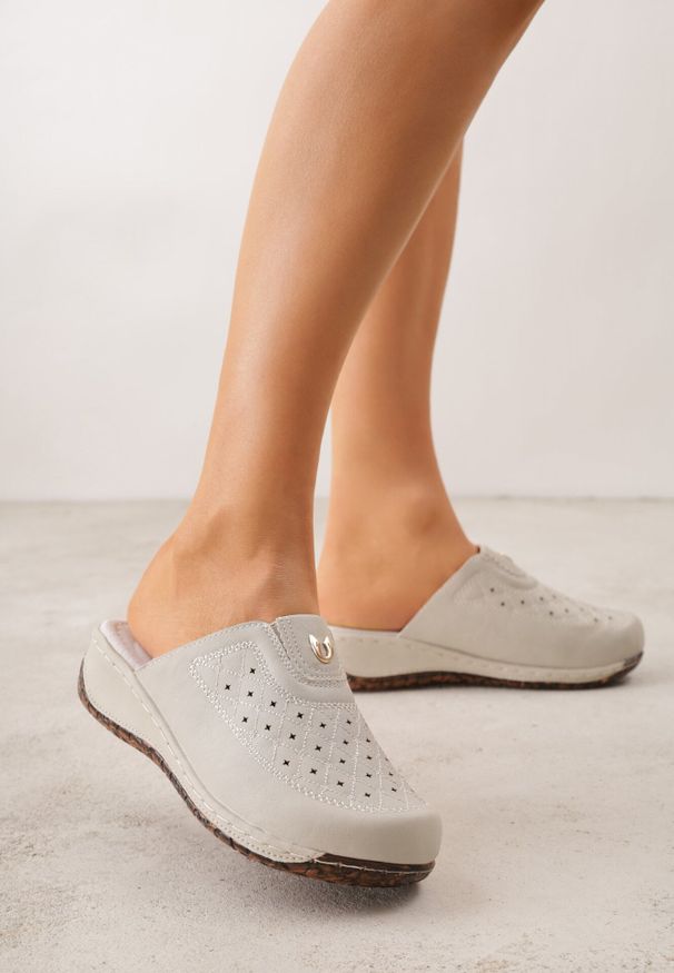 Born2be - Beżowe Klapki Ozdobione Tłoczeniem Perforacją i Metaliczną Aplikacją Arihari. Okazja: na spacer, na co dzień. Kolor: beżowy. Wzór: aplikacja. Styl: casual, elegancki