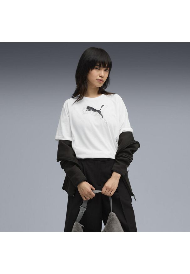 Puma - Damska koszulka Evostripe o luźnym kroju z grafiką PUMA. Kolor: biały. Sport: fitness