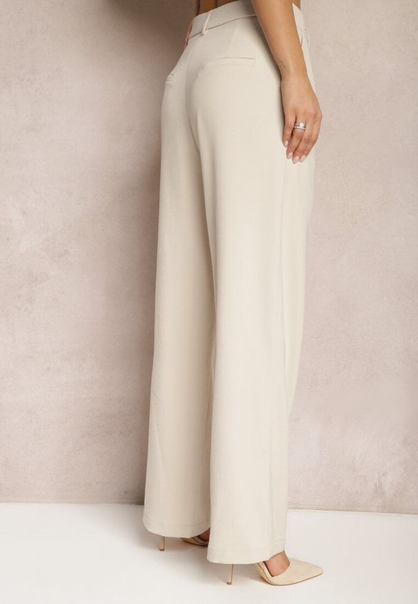 Renee - Beżowe Garniturowe Spodnie z Szerokimi Nogawkami i Wysokim Stanem Herdda. Stan: podwyższony. Kolor: beżowy. Materiał: materiał. Wzór: gładki