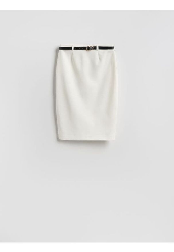 Reserved - Spódnica z paskiem - biały. Kolor: biały. Materiał: tkanina, wiskoza