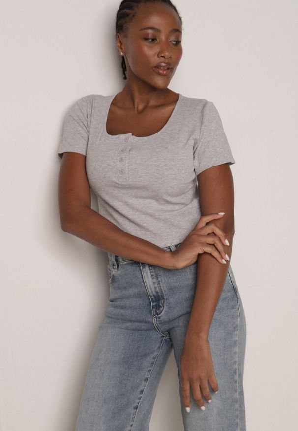 Born2be - Szary Prążkowany Top Bawełniany z Guzikami przy Dekolcie Nedera. Okazja: na co dzień. Kolor: szary. Materiał: bawełna, prążkowany. Styl: klasyczny, casual