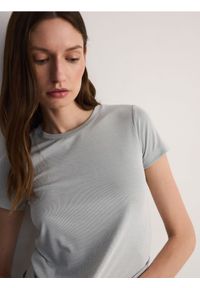 Reserved - Prążkowany t-shirt z modalem - jasnoszary. Kolor: szary. Materiał: prążkowany