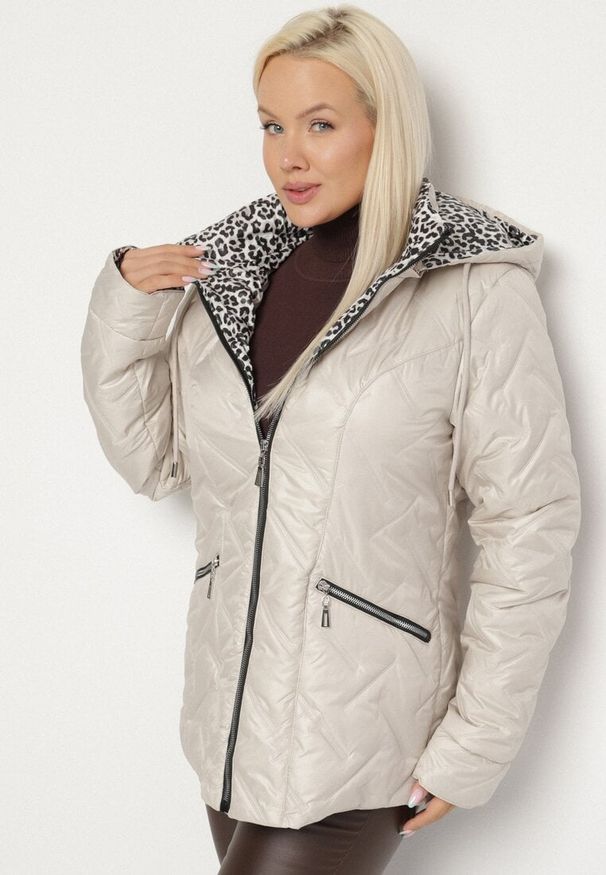 Born2be - Ciemnoszara Pikowana Kurtka z Kapturem i Podszewką w Panterkę Felandre. Okazja: na co dzień, na spacer. Typ kołnierza: kaptur. Kolekcja: plus size. Kolor: szary. Materiał: jeans. Wzór: motyw zwierzęcy. Styl: klasyczny, casual