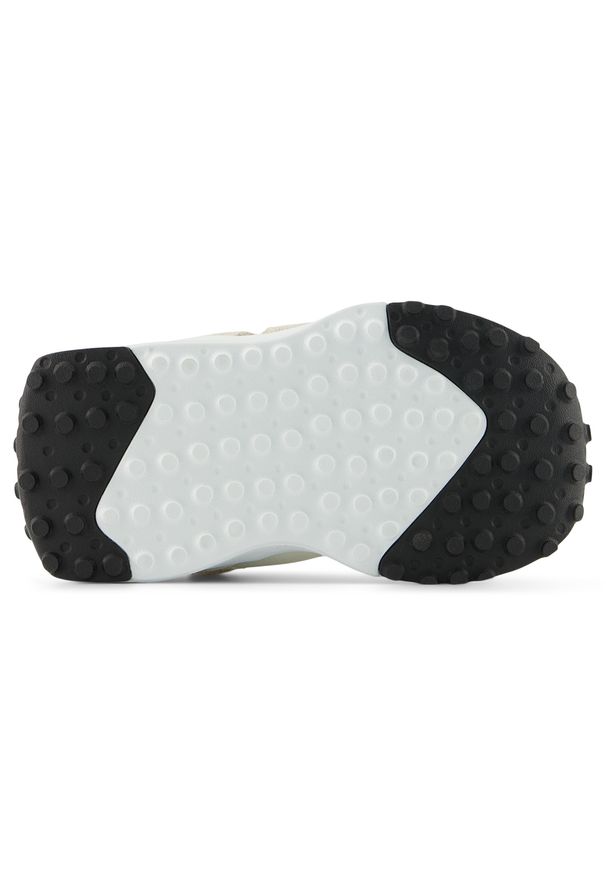 Buty niemowlęce New Balance I3271KA – beżowe. Okazja: na co dzień. Zapięcie: rzepy. Kolor: beżowy. Materiał: syntetyk, materiał, zamsz. Szerokość cholewki: normalna. Wzór: kolorowy
