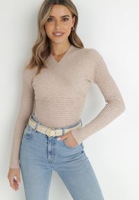 Born2be - Beżowy Sweter Kopertowy z Prążkowanej Dzianiny Zaki. Okazja: na co dzień. Kolor: beżowy. Materiał: dzianina, prążkowany. Długość rękawa: długi rękaw. Długość: długie. Styl: elegancki, casual, rockowy
