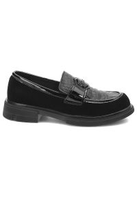 Czarne Mokasyny Filippo Modne Obuwie Damskie. Okazja: na co dzień. Kolor: czarny. Materiał: zamsz, skóra. Obcas: na obcasie. Styl: casual, klasyczny, elegancki. Wysokość obcasa: średni #6
