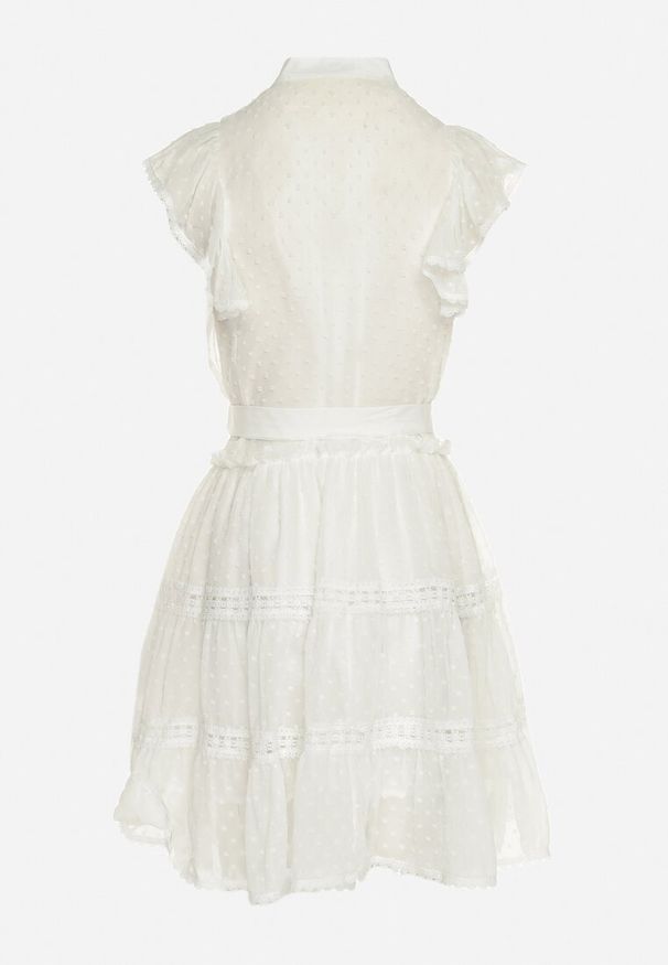 Born2be - Biała Koszulowa Sukienka Mini z Falbankami i Wiązanym Paskiem Divertire. Typ kołnierza: kołnierz z falbankami. Kolor: biały. Materiał: materiał, tkanina. Typ sukienki: koszulowe. Długość: mini