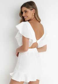 Born2be - Biała Sukienka Bessette. Typ kołnierza: kołnierz z falbankami. Kolor: biały. Długość rękawa: krótki rękaw. Wzór: aplikacja. Typ sukienki: dopasowane. Styl: wizytowy. Długość: mini #5