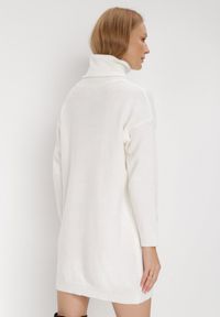 Born2be - Biała Sukienka Dzianinowa Classificator. Okazja: na co dzień. Typ kołnierza: golf. Kolor: biały. Materiał: dzianina. Długość rękawa: długi rękaw. Sezon: zima, jesień. Typ sukienki: proste. Styl: casual #3