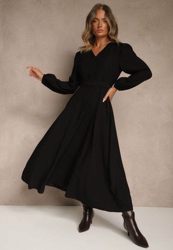 Renee - Czarna Rozkloszowana Sukienka z Wiskozy z Paskiem ze Sprzączką Orille. Okazja: na randkę. Typ kołnierza: dekolt w serek. Kolor: czarny. Materiał: wiskoza. Długość rękawa: długi rękaw