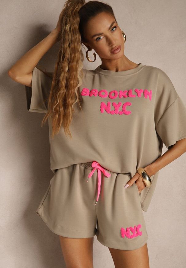 Renee - Ciemnobeżowy Komplet z Wiskozą o Fasonie Oversize T-shirt i Szorty Lirafina. Kolor: beżowy. Materiał: wiskoza