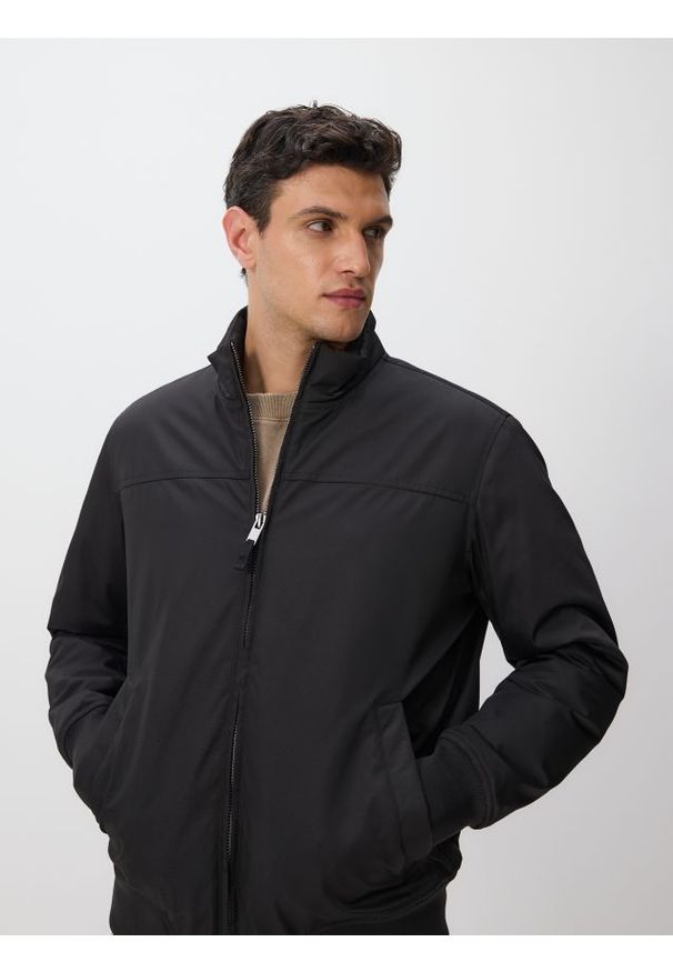 Reserved - Kurtka ze stójką - czarny. Typ kołnierza: kołnierzyk stójkowy. Kolor: czarny. Materiał: tkanina. Wzór: gładki