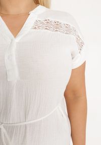 Born2be - Biała Pudełkowa Sukienka Bawełniana ze Sznurkiem w Pasie Quimalia. Kolor: biały. Materiał: bawełna. Długość rękawa: krótki rękaw. Wzór: aplikacja. Sezon: wiosna, lato. Typ sukienki: proste #4