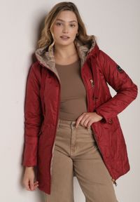 Born2be - Czerwona Pikowana Kurtka Przejściowa Parka z Kapturem o Długim Kroju z Ozdobą Isaline. Okazja: na co dzień. Typ kołnierza: kaptur. Kolor: czerwony. Materiał: poliester, dresówka. Długość: długie. Wzór: aplikacja. Styl: casual, klasyczny #4