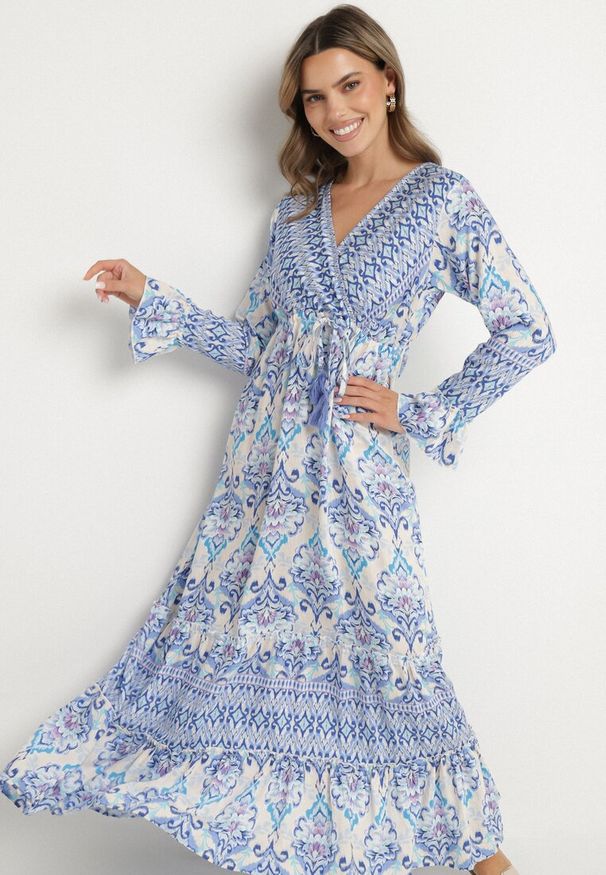 Born2be - Niebieska Sukienka w Stylu Boho z Kopertowym Dekoltem z Bawełny i Wiskozy Soderia. Okazja: na co dzień, na spacer. Typ kołnierza: dekolt kopertowy. Kolor: niebieski. Materiał: bawełna, wiskoza. Długość rękawa: długi rękaw. Typ sukienki: kopertowe. Styl: boho