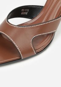 Born2be - Brązowe Klapki na Szpilce Ozdobione Wycięciami Qhesova. Okazja: na co dzień. Kolor: brązowy. Materiał: jeans. Wzór: aplikacja. Obcas: na szpilce. Styl: casual #2