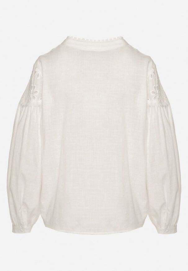 Born2be - Biała Bawełniana Koszula z Ozdobną Koronką Erivendra. Okazja: na co dzień. Typ kołnierza: dekolt w kształcie V. Kolor: biały. Materiał: bawełna, koronka. Długość rękawa: długi rękaw. Długość: długie. Wzór: koronka. Styl: elegancki, casual