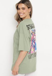 Born2be - Jasnozielony T-shirt Oversize z Bawełny z Dużym Nadrukiem Kestrella. Kolor: zielony. Materiał: bawełna. Wzór: nadruk. Styl: elegancki #1