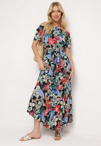 Born2be - Czarno-Zielona Sukienka z Wiskozy w Kwiaty Rozkloszowana Wiązana w Talii Quilbia. Okazja: na plażę, na spacer. Typ kołnierza: dekolt hiszpanka. Kolor: czarny. Materiał: wiskoza. Długość rękawa: krótki rękaw. Wzór: kwiaty. Sezon: lato #5