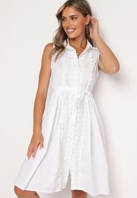 Born2be - Biała Rozkloszowana Sukienka z Bawełny o Koszulowym Kroju Wiązana w Pasie Calelia. Okazja: na co dzień. Kolor: biały. Materiał: bawełna. Typ sukienki: koszulowe. Styl: casual #2