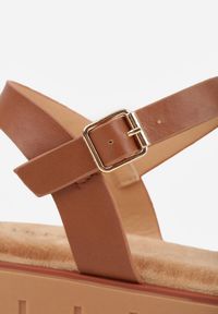 Renee - Jasnobrązowe Sandały VICES w Stylu Basic z Paskiem z Klamerką Loretha. Okazja: na co dzień. Zapięcie: pasek. Kolor: brązowy. Styl: casual, street #5