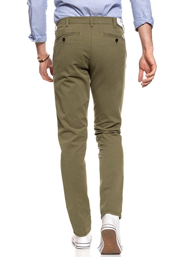 Wrangler - WRANGLER SPODNIE MĘSKIE CHINO DUFFLEBAG GREEN W16LHB15U 112127309. Materiał: materiał. Wzór: aplikacja