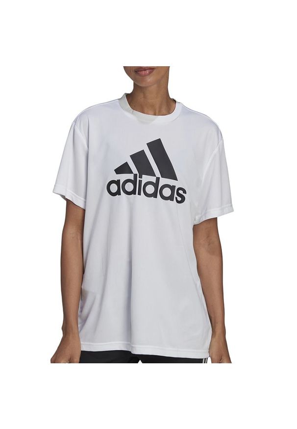 Adidas - Koszulka adidas Aeroready Designed To Move Boyfriend Sport HE6741 - biała. Kolor: biały. Materiał: materiał, poliester. Długość rękawa: krótki rękaw. Długość: krótkie. Wzór: aplikacja