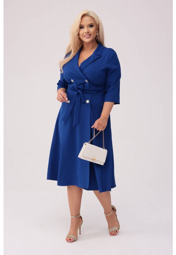 Moda Size Plus Iwanek - Elegancka szafirowa żakietowa sukienka Marietta XXL OVERSIZE WIOSNA. Okazja: na spotkanie biznesowe, na co dzień. Kolor: niebieski. Materiał: tkanina, elastan, poliester, materiał. Sezon: wiosna. Typ sukienki: oversize. Styl: elegancki