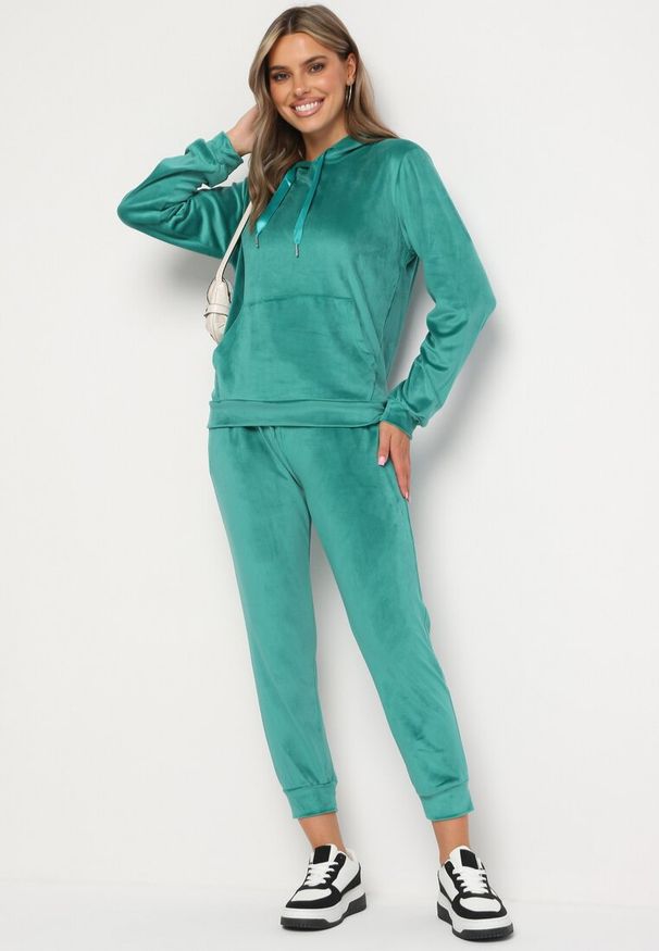 Born2be - Jasnozielony Komplet Dresowy z Bawełną Bluza z Kapturem i Kieszenią Spodnie z Gumką w Talii Quesaria. Kolor: zielony. Materiał: dresówka, bawełna