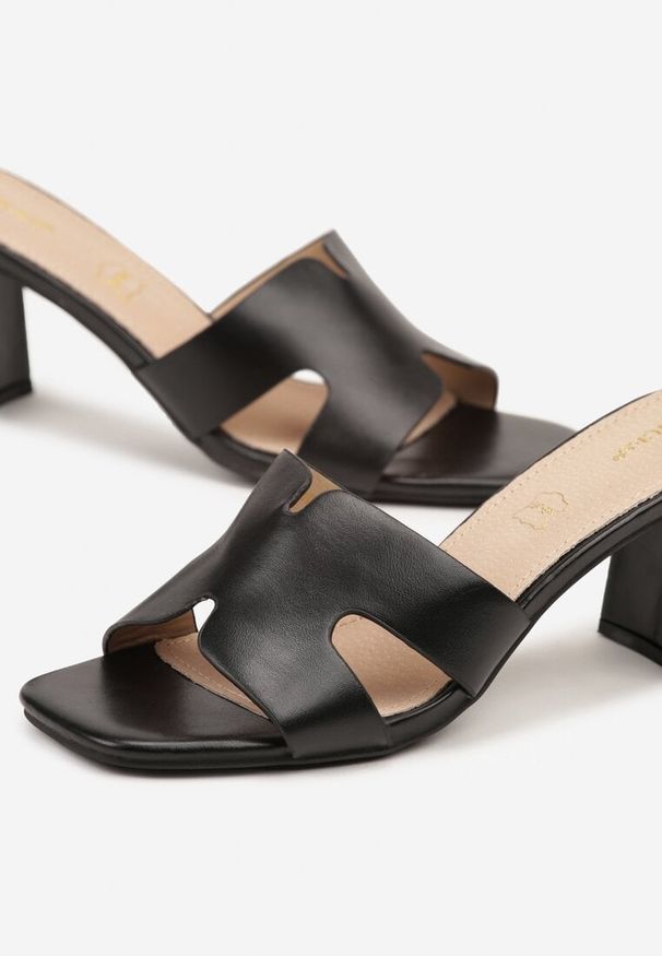 Renee - Czarne Klapki Vices na Słupkowym Obcasie z Wkładką ze Skóry Naturalnej Foleria. Kolor: czarny. Materiał: skóra. Obcas: na obcasie. Styl: elegancki. Wysokość obcasa: średni