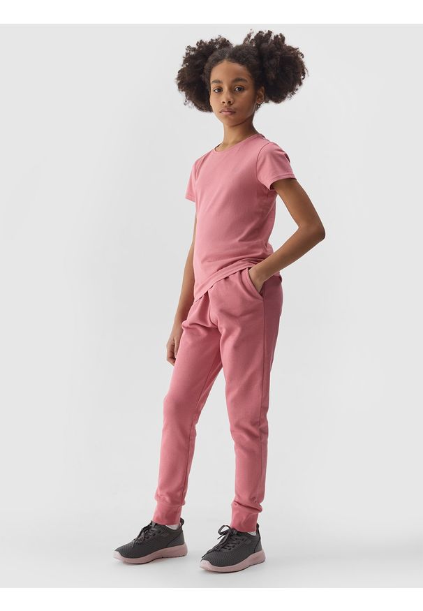 4f - Spodnie dresowe joggery dziewczęce - różowe. Okazja: na co dzień. Kolor: różowy. Materiał: dresówka. Wzór: ze splotem, gładki. Styl: casual, sportowy