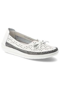 Półbuty damskie Vinceza, cholewka ze skóry naturalnej licowej z ażurową perforacją wsuwany fason z ozdobną kokardą na płaskiej podeszwie, białe, 9539. Okazja: na co dzień. Kolor: biały. Materiał: skóra. Szerokość cholewki: normalna. Wzór: ażurowy. Obcas: na płaskiej podeszwie. Styl: elegancki, casual #1