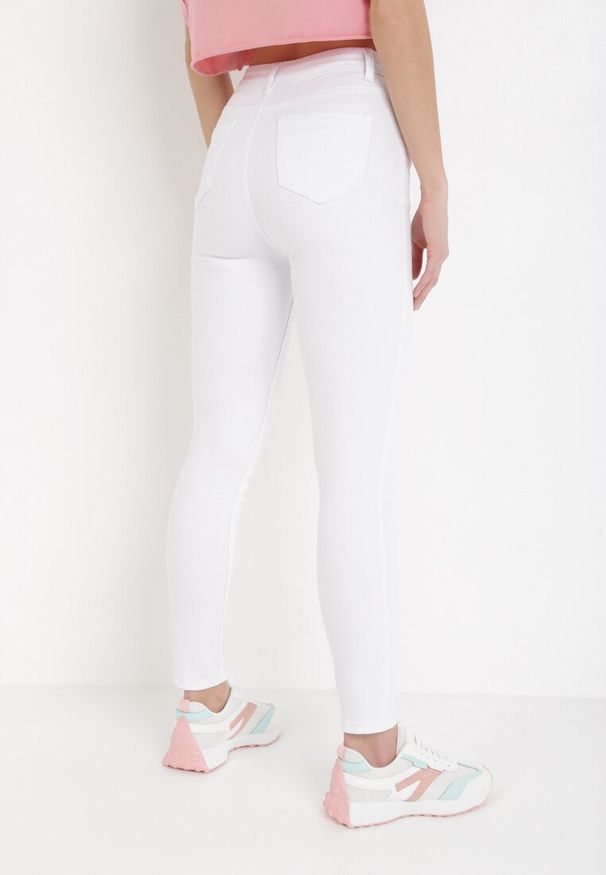 Born2be - Białe Spodnie Skinny Kyllienne. Stan: podwyższony. Kolor: biały. Długość: długie. Sezon: wiosna