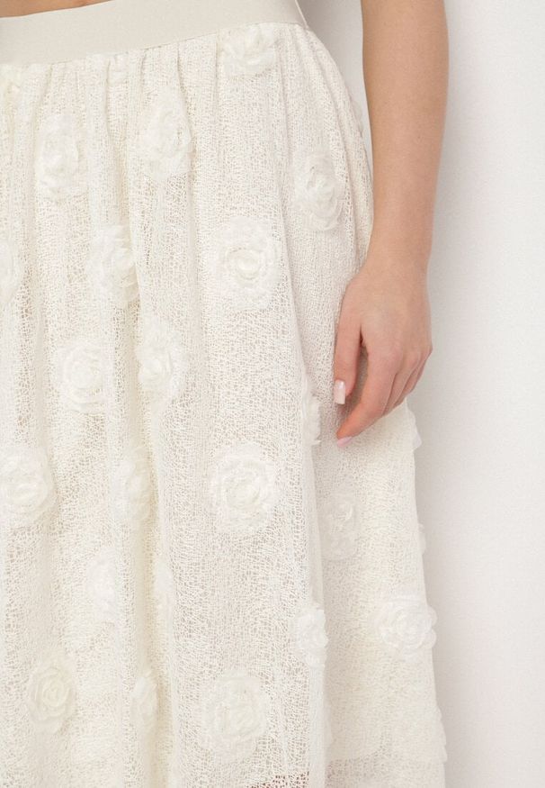 Born2be - Jasnobeżowa Rozkloszowana Spódnica ze Strukturalnej Tkaniny z Gumką w Talii Folenne. Okazja: na co dzień. Kolor: beżowy. Materiał: tkanina. Styl: casual, elegancki