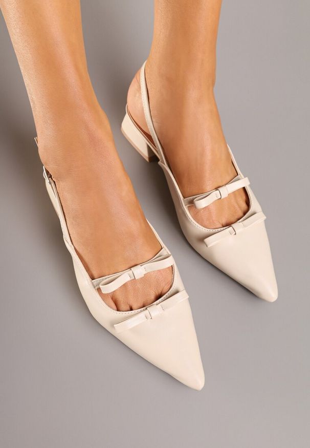 Renee - Beżowe Sandały Slingback na Niskim Obcasie Zdobione Kokardkami Remelle. Okazja: na co dzień. Zapięcie: pasek. Kolor: beżowy. Materiał: jeans. Wzór: aplikacja. Obcas: na obcasie. Styl: casual, elegancki, klasyczny. Wysokość obcasa: niski