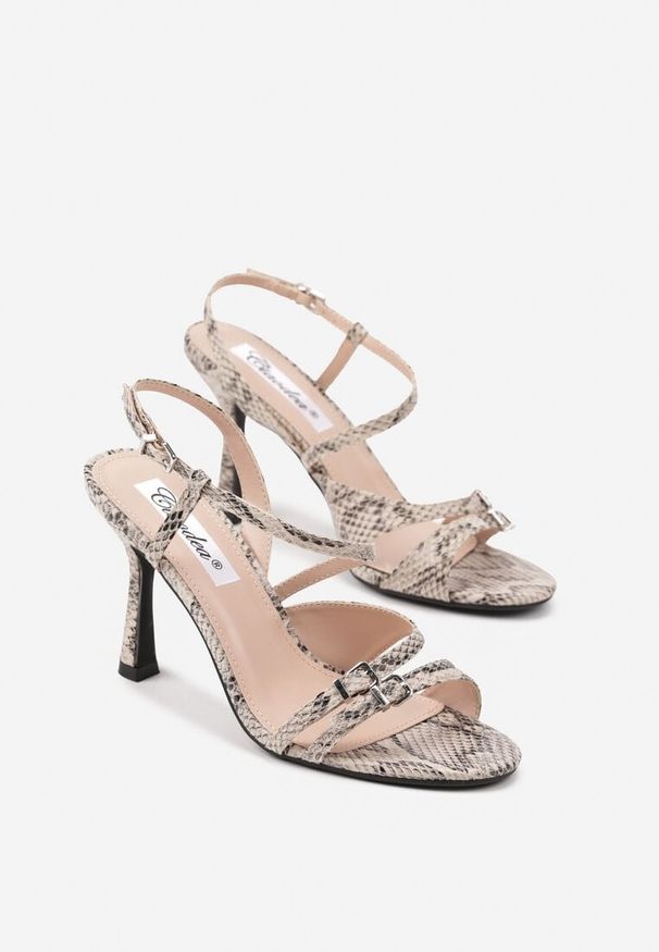 Renee - Beżowo-Czarne Wężowe Sandały na Obcasie Zdobione Skośnym Paskiem i Klamerkami Mallunea. Okazja: na imprezę, na co dzień. Zapięcie: pasek. Kolor: beżowy. Wzór: aplikacja. Obcas: na obcasie. Styl: elegancki, casual, klasyczny. Wysokość obcasa: średni