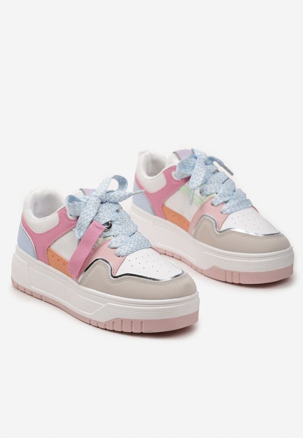 Renee - Różowo-Niebieskie Sneakersy na Niskiej Platformie z Zawieszką i Ozdobnymi Sznurówkami Salam. Okazja: na co dzień, na spacer. Nosek buta: okrągły. Zapięcie: sznurówki. Kolor: różowy. Materiał: jeans, materiał. Sezon: lato, wiosna. Obcas: na platformie. Wysokość obcasa: niski. Sport: turystyka piesza