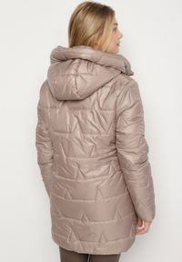 Born2be - Ciemnobeżowa Pikowana Kurtka o Prostym Kroju z Kapturem Nalarea. Okazja: na co dzień. Typ kołnierza: kaptur. Kolekcja: plus size. Kolor: beżowy. Materiał: jeans, poliester, dzianina. Styl: klasyczny, casual, elegancki #5